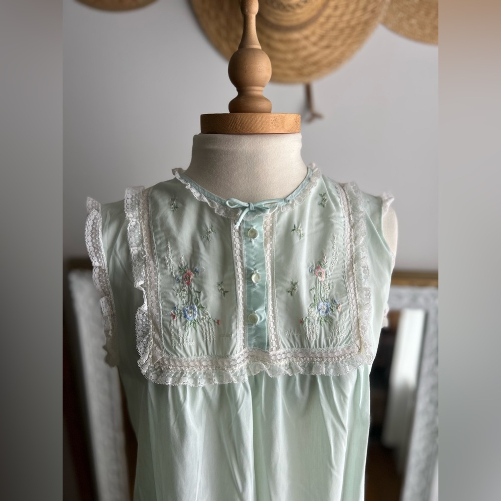 Vintage Mint Embroidered Nightgown / Boho Cottagecore Dress in Mint Green